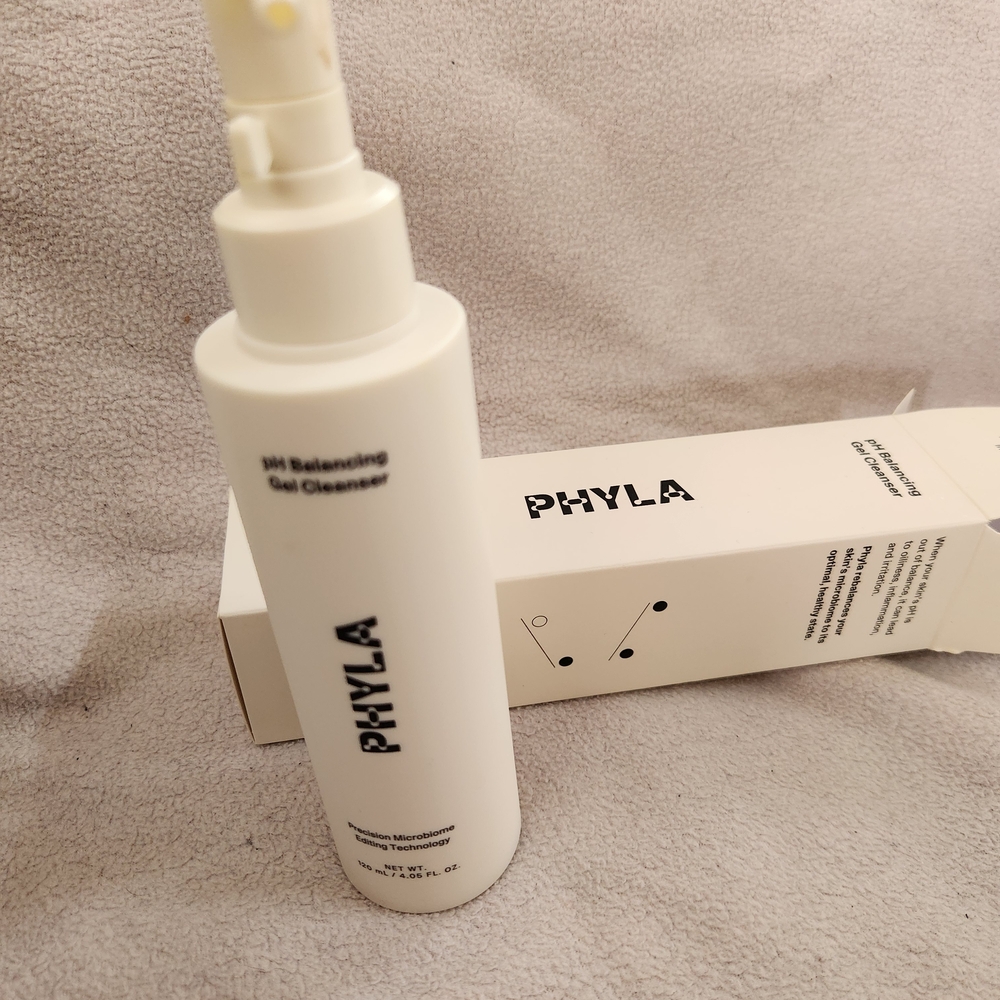 pH Balancing Gel Cleanser - White - Picture 2 of 3